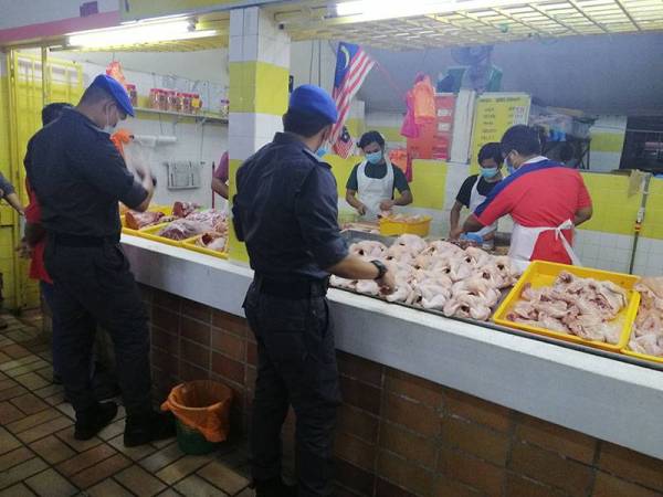 Pegawai KPDNHEP Kuala Lumpur melakukan pemeriksaan sepanjang PKP di sekitar ibu negara.