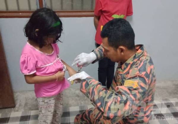 Bomba membantu mangsa mengeluarkan cincin yang tersepit.