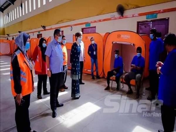 Nicole Tan (kiri) semasa bertemu penghuni PPSG.