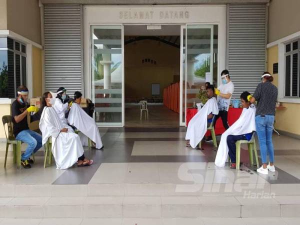 Penghuni PPSG menerima perkhidmatan gunting rambut percuma oleh Cutting Edge.