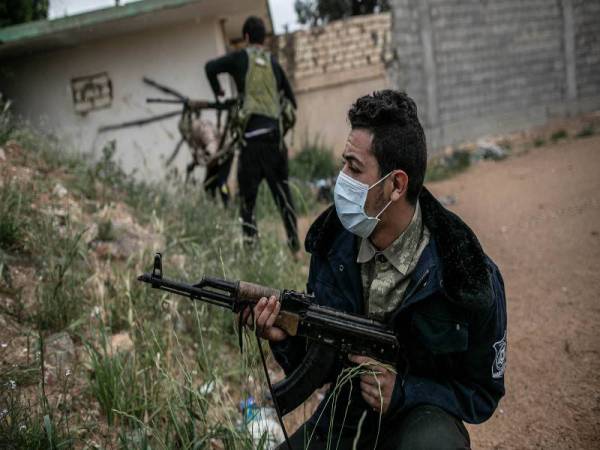 Pejuang Libya sedang mencari posisi ketika berlaku pertempuran di daerah di Libya