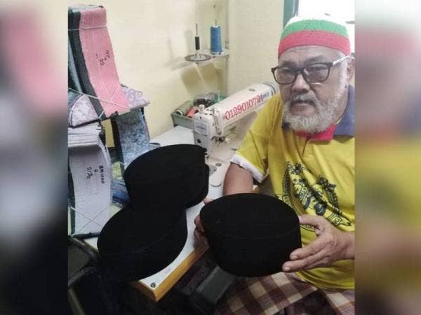 Ismail menunjukkan songkok gundal yang berjaya disiapkan di rumahnya di Kampung Razali di sini sepanjang tempoh pelaksanaan PKP.