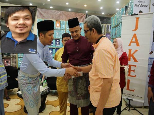 Pengarah Urusan Kumpulan Jakel, Datuk Mohamed Faroz Mohamed Jakel (tengah) bersama Muhammad Haiqal (dua dari kanan) menyerahkan sumbangan kepada orang istimewa dalam satu Majlis Pelancaran Koleksi Baju Raya 2019 bersama Duta Jakel tahun lepas.(Gambar kecil: Muhammad Haiqal) 