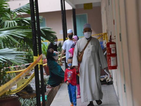 Adnan Abd Wahab, bersama isteri Nur Izyani Johari, dan tujuh anak, yang berumur antara satu hingga 13 tahun, keluar dari pusat kuarantin di Hotel Seri Malaysia setelah menjalani kuarantin wajib selama 14 hari selepas pulang dari Thailand. -Foto Bernama