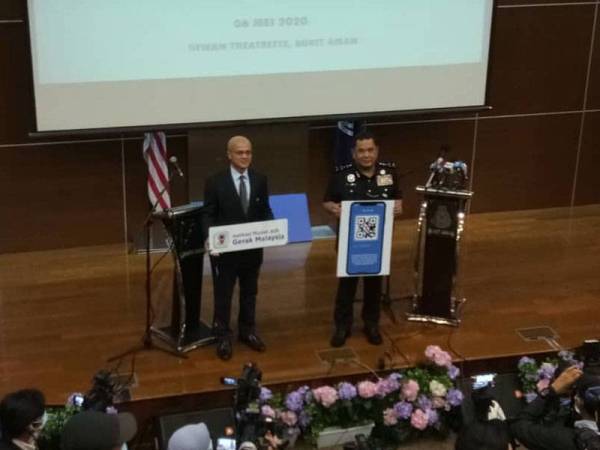 Huzir (kanan) menunjukkan replika QR Code pada sidang media di Bukit Aman, hari ini.