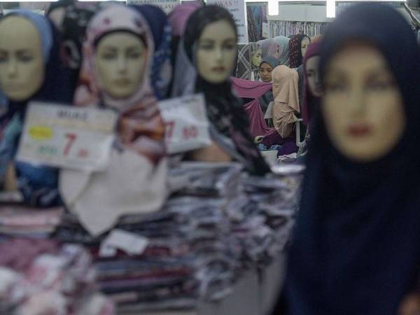 Keadaan semasa di Jalan Tuanku Abdul Rahman (Jalan TAR) yang biasanya menjadi tumpuan orang ramai, lebih-lebih lagi pada bulan Ramadan yang kelihatan masih lengang daripada kunjungan orang ramai serta kekurangan jumlah kedai yang dibuka ketika tinjauan foto Bernama pada hari ketiga pelaksanaan Perintah Kawalan Pergerakan Bersyarat (PKPB) hari ini.