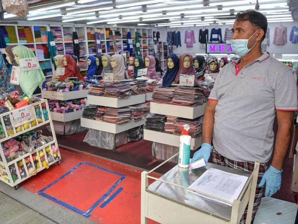 Keadaan semasa di Jalan Tuanku Abdul Rahman (Jalan TAR) yang biasanya menjadi tumpuan orang ramai, lebih-lebih lagi pada bulan Ramadan yang kelihatan masih lengang daripada kunjungan orang ramai serta kekurangan jumlah kedai yang dibuka ketika tinjauan foto Bernama pada hari ketiga pelaksanaan Perintah Kawalan Pergerakan Bersyarat (PKPB) hari ini.