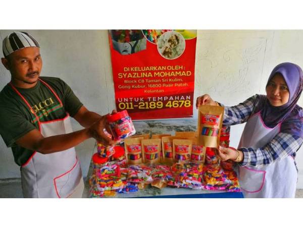 Syahzlina dan Mohd Hanafi menunjukkan Eyna Coklat Nise Legend yang diusahakan oleh mereka berdua.