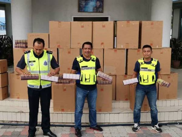 PPM Pelabuhan Klang menyerbu sebuah kawasan di Perindustrian Sungai Puloh, Kapar di sini dan merampas 1,250 karton rokok seludup bernilai RM160,200 semalam.