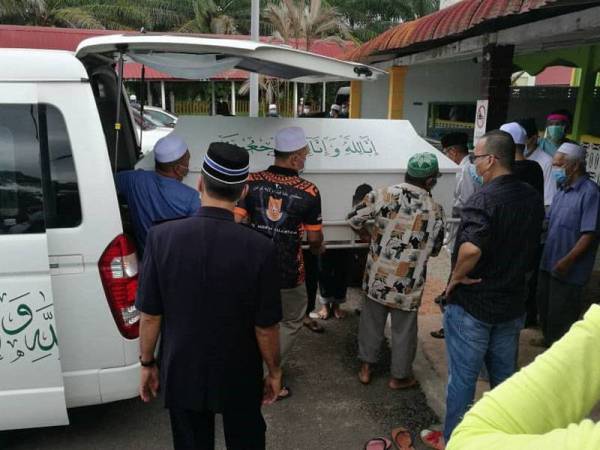 Jenazah Allahyarham tiba di Felda Chini 3 selepas Zohor sebelum dibawa ke masjid untuk disembahyangkan.