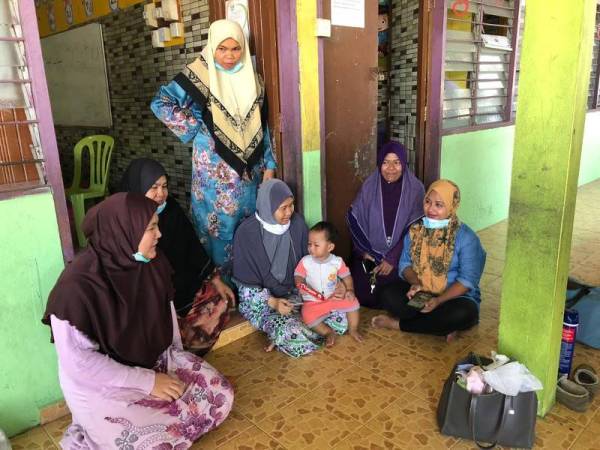 Rohayu (kanan) bersyukur kerana guru Pasti Ar-Arshadi Panchor yang sudi membantunya menumpang sementara di pusat asuhan itu. 