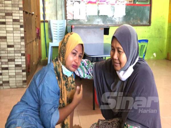 Rohayu (kiri) tiba dari Rantau Panjang untuk membeli tiket pulang ke Johor tetapi gagal apabila tiada perjalanan bas ke Johor ketika ini. 