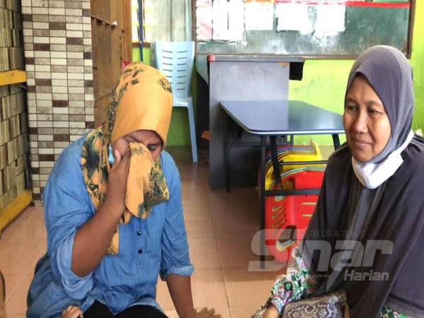 Rohayu (kiri) sebak menceritakan kesusahannya ketika ditemui terkandas bersama bayi lelakinya selain turut merindui anak-anak serta suaminya di Johor. 