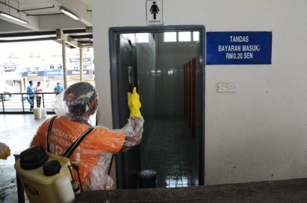 Proses disinfeksi dilaksana di beberapa tandas awam.