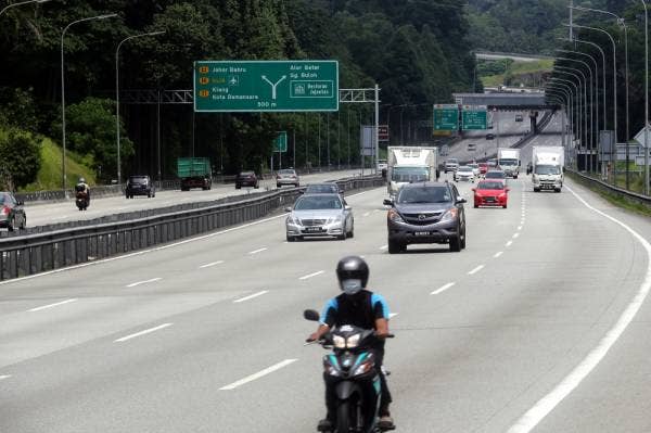 Keadaan pada jam 12 tengah hari tadi di Lebuhraya PLUS kedua - dua arah agak sibuk selepas Kerajaan membenarkan pergerakan rentas negeri pada hari keempat pelaksanaan PKPB. -Foto Bernama