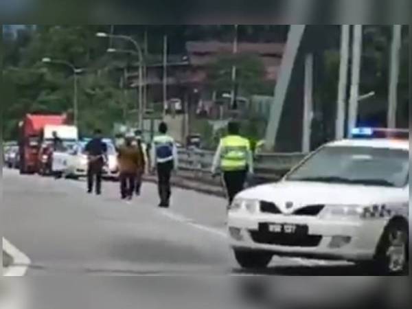 Polis bertindak menahan lelaki mengamuk menggunakan parang dan pemutar skru.