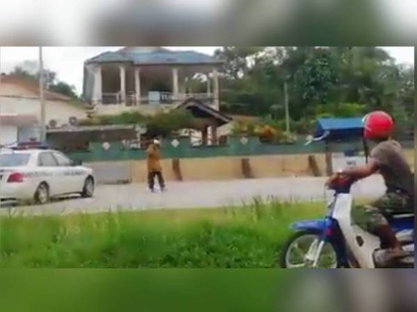 Seorang lelaki mengamuk turut menendang kenderaan polis sehingga kemek.