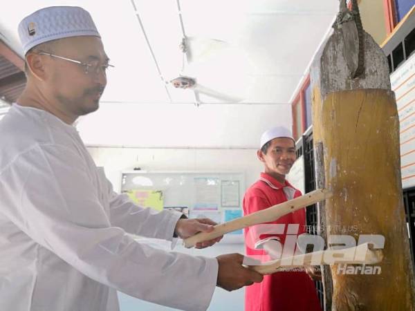 Abd Rahman mencuba memalu beduk dan berkongsi pengalaman beliau yang pernah merasai sendiri penggunaan alat tradisi itu yang kini ditelan arus kemodenan.