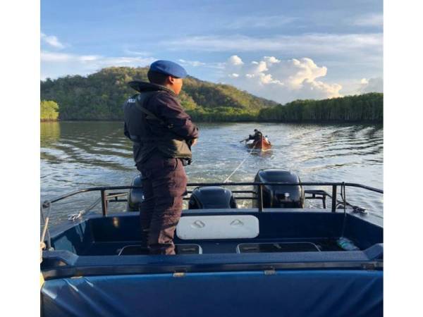 PPM Wilayah 1 Langkawi menahan bot tidak bernombor dan suspek di Perairan Tanjung Dendang, Langkawi, semalam. - Foto PPM Langkawi
