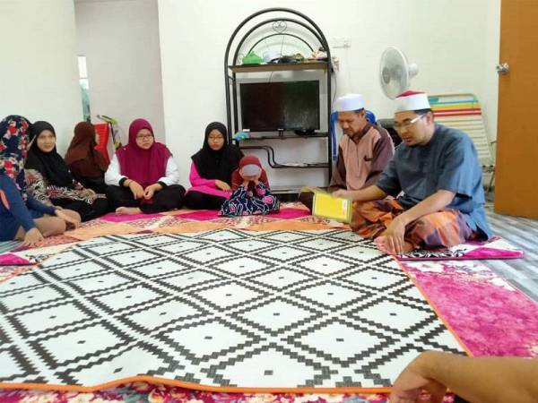 Aktiviti membaca al-Quran antara pengisian aktiviti harian Mohd Rozamli ketika terkandas di rumah ayahnya di Terengganu sejak April lalu.