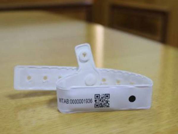 Gelang iMSafe yang digunakan Brunei.