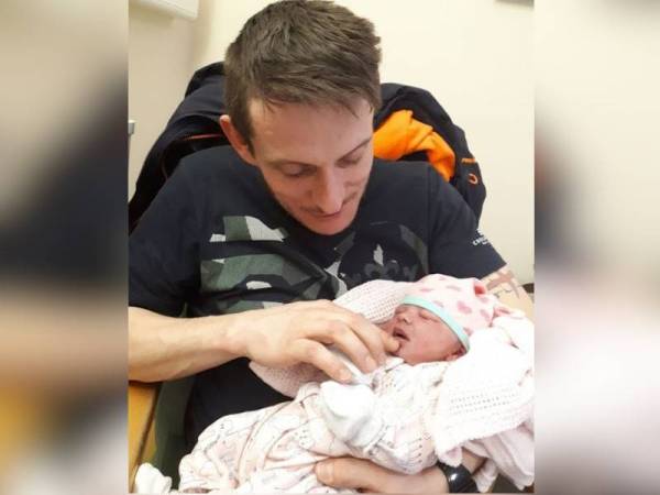 Ava bersama ayahnya, Carl. - Foto Daily Star