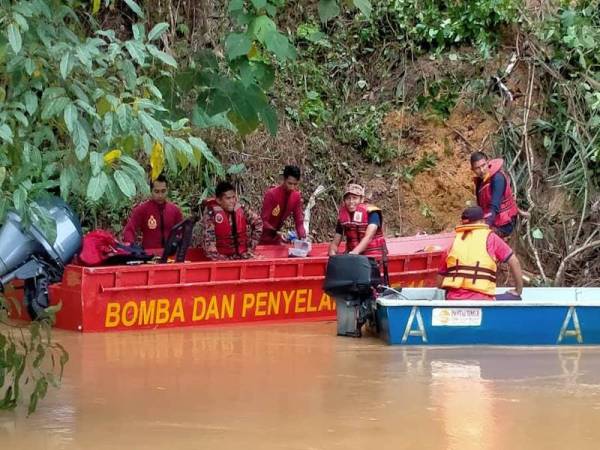 Operasi SAR mangsa di kawasan Sungai Jelai oleh anggota bomba dan turut disertai penduduk kampung.