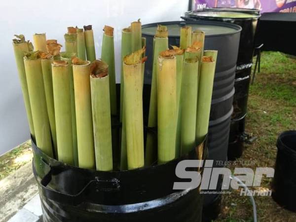 Lemang dimasukkan ke dalam tong sebelum dimasak menggunakan gas.