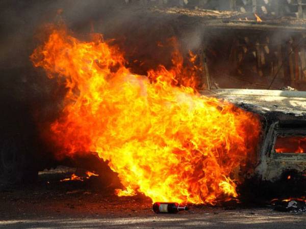 Dua lelaki rentung selepas kenderaan pacuan empat roda dinaiki mereka terbakar dalam satu kemalangan di Kilometer 30 Jalan Tatau, Merit berdekatan Jambatan Sungai Adai. GAMBAR HIASAN. FOTO: 123rf