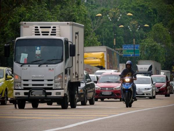 Keadaan semasa aliran trafik di Lebuh Ayer Keroh menuju Plaza Tol Ayer Keroh kelihatan sesak ketika tinjauan pada hari ketiga Pergerakan Rentas Negeri Bagi Pemohon Gerak Malaysia hari ini. - Foto Bernama