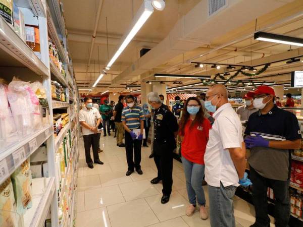 Sallehuddin (kanan) berpuas hati dengan pematuhan SOP oleh pengusaha pasar raya di Pahang dalam tempoh PKPB yang berkuat kuasa hari ini.