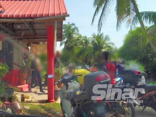 Salah sebuah kedai yang dibuka sebelum jam 3 petang menjadi tumpuan orang ramai termasuk golongan remaja.