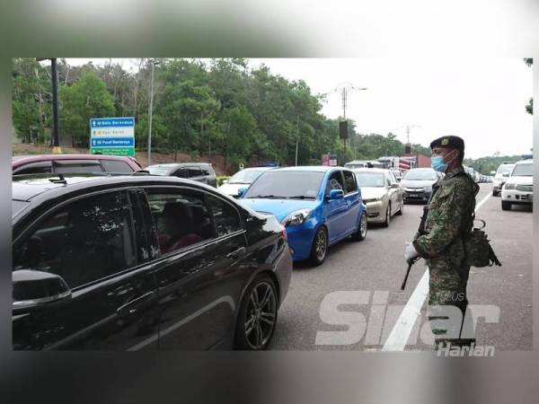 Aliran trafik perlahan berdekatan Tol Ayer Keroh disebabkan pertambahan kenderaan untuk merentasi negeri.