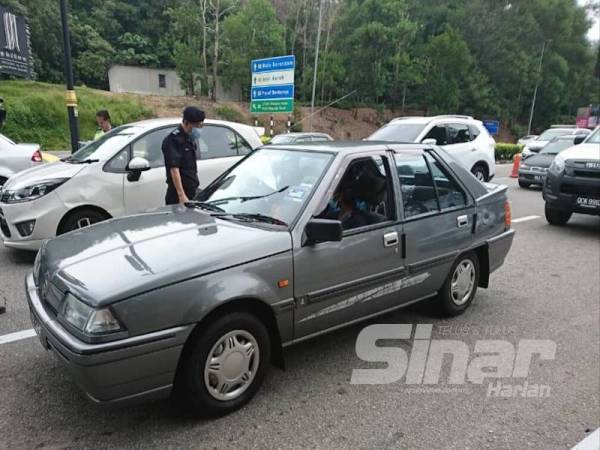 Eng Lai ketika membuat semakan permohonan pemandu kenderaan untuk merentasi sempadan di Ayer Keroh hari ini.