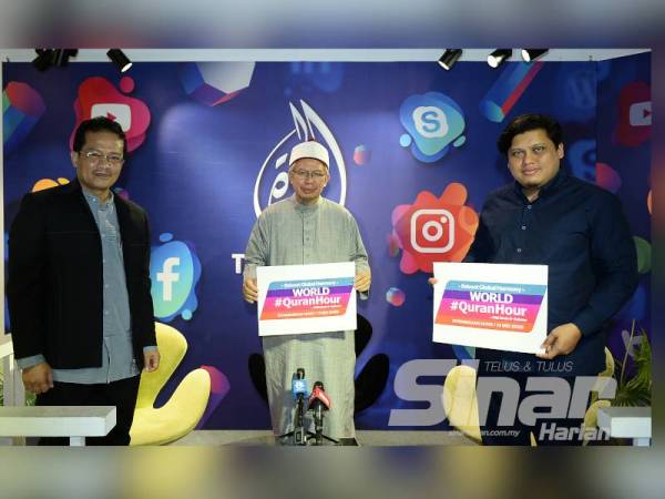 Dr Zulkifli (tengah) menyokong pelaksanaan program World #QuranHour pada 13 Mei ini. Turut kelihatan Ahmad Yani (kiri) dan Namanzee. - Foto MOHD IZARI ROSLI