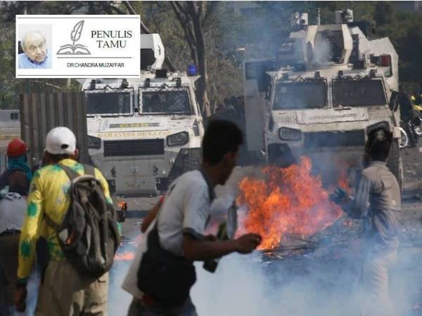 Keganasan yang berlaku pada Selasa oleh penentang Nicolás Maduro. - Foto AP