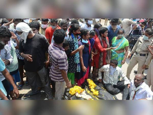 Penduduk tempatan berkumpul dengan mayat mangsa insiden kebocoran gas ketika mereka melakukan tunjuk perasaan di hadapan kilang LG Polymers di Visakhapatnam, Andhra Pradesh semalam. - Foto AFP