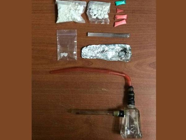 Peralatan menghisap dadah dan dadah yang dirampas dari dua nelayan tersebut.