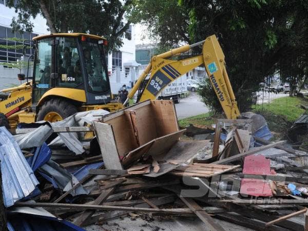 Gerai dan binaan haram di Jalan Kinrara 2, Bandar Kinrara dirobohkan MPSJ selepas dua notis dikeluarkan sebelum ini tidak diendahkan pemilik unit. 