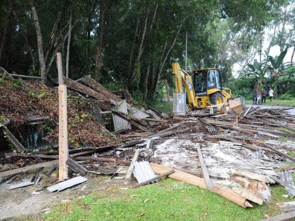 Gerai yang dibina di atas rezab Jalan Kinrara 2, Bandar Kinrara di sini dirobohkan MPSJ semalam. 