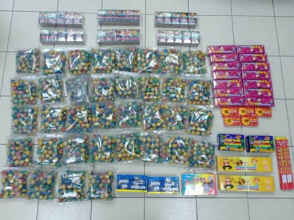 Antara mercun yang dirampas oleh pihak polis semalam.