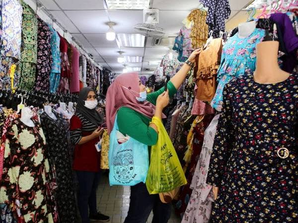 (Gambar hiasan) Sejak pelaksanaan Perintah Kawalan Pergerakan Bersyarat (PKPB) yang bermula pada 4 Mei lepas, dianggarkan sehingga hari ini seramai 6.64 juta atau 43.6 peratus pekerja telah kembali bekerja. - Foto Bernama