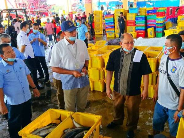 Rosol (dua,kiri) melakukan lawatan kerja di Kompleks Lembaga Kemajuan Ikan Malaysia (LKIM) Tok Bali.