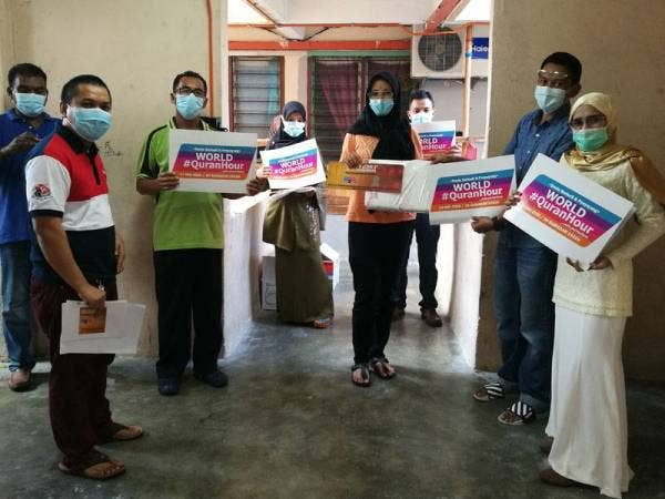Sebahagian penduduk Pangsapuri Lobak yang menerima sumbangan dan turut menyatakan sokongan World#QuranHour