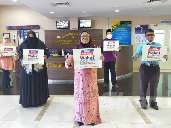 Saloni (dua dari kiri) ketika sesi penyerahan wakal al-Quran kepada Jabatan Kesihatan Kedah pada April lepas.