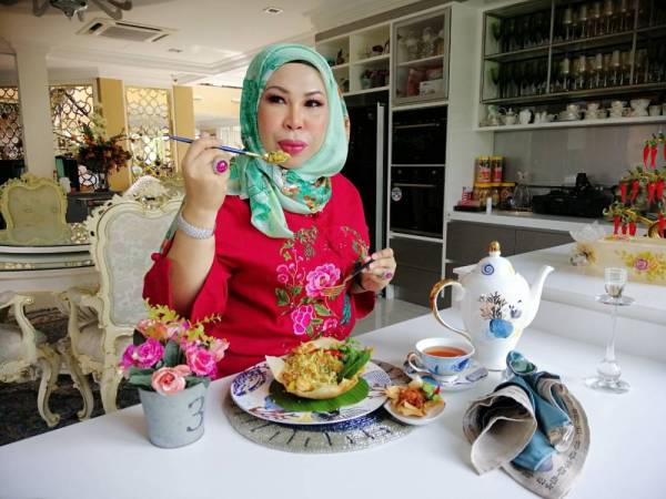 Datuk Seri Vida bersama masakannya, nasi goreng belacan. 