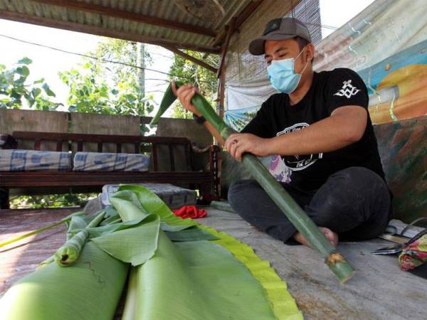 Daun pisang muda digunakan agar tidak mudah koyak ketika lemang dibakar.