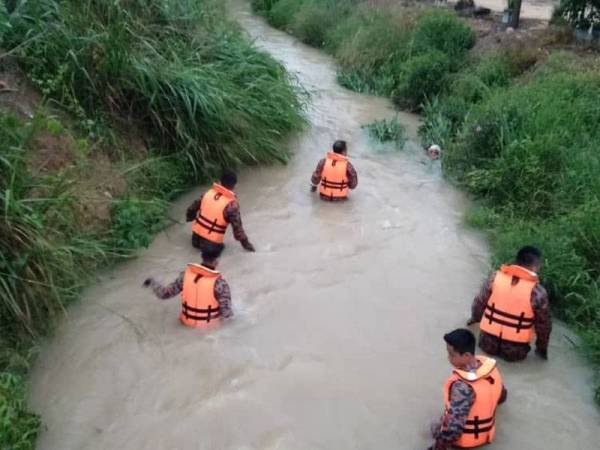 Pihak bomba melakukan kerja-kerja mencari dan menyelamat sejauh 1.5 kilometer di sepanjang tempat kanak-kanak itu terjatuh.
