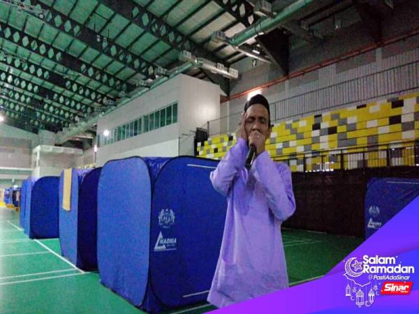 Ahmad Kamal diberi tanggungjawab melaungkan azan setiap kali tiba waktu solat dan berbuka puasa di PPG di Arena Badminton Perak di sini. 