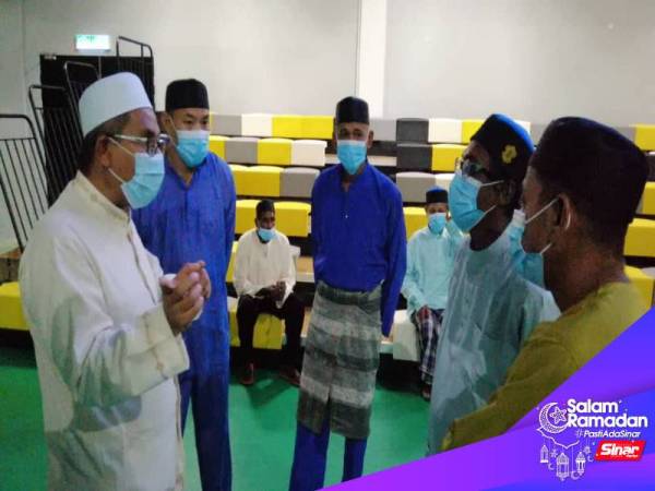 Muhammad Danial (dua dari kiri) bersama penghuni lain mendengar nasihat daripada Pegawai Tadbir Agama Daerah Ipoh, Asyraf Ismail (kiri). 